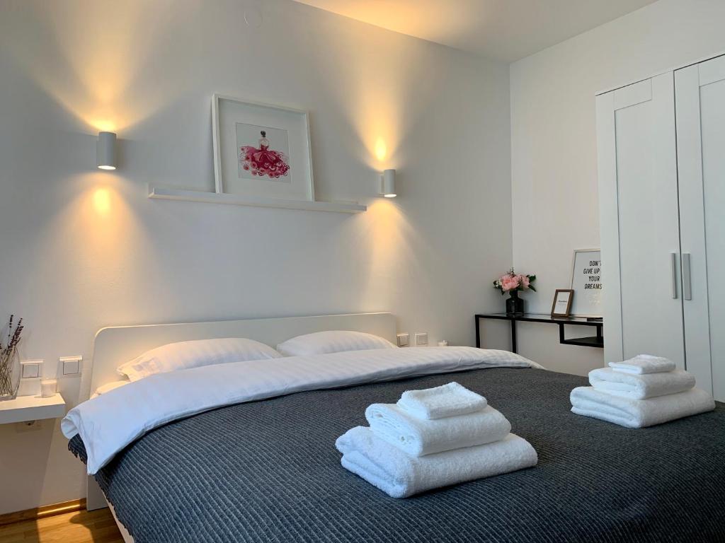 - une chambre avec un lit et des serviettes dans l'établissement Apartment Nina, à Varaždin
