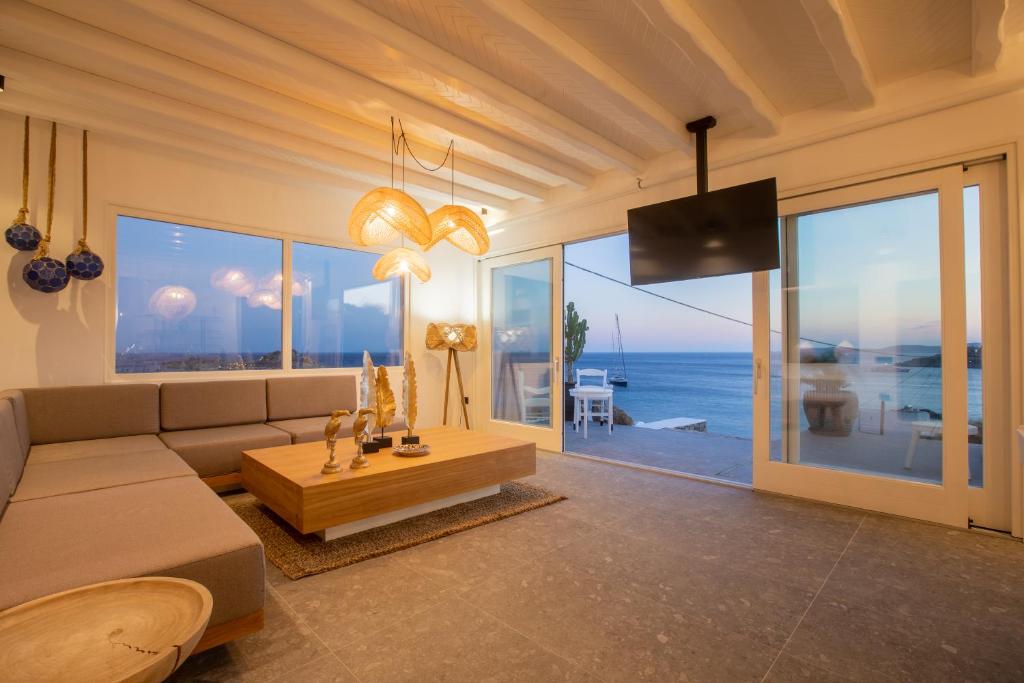 TV a/nebo společenská místnost v ubytování SeaCode Villas