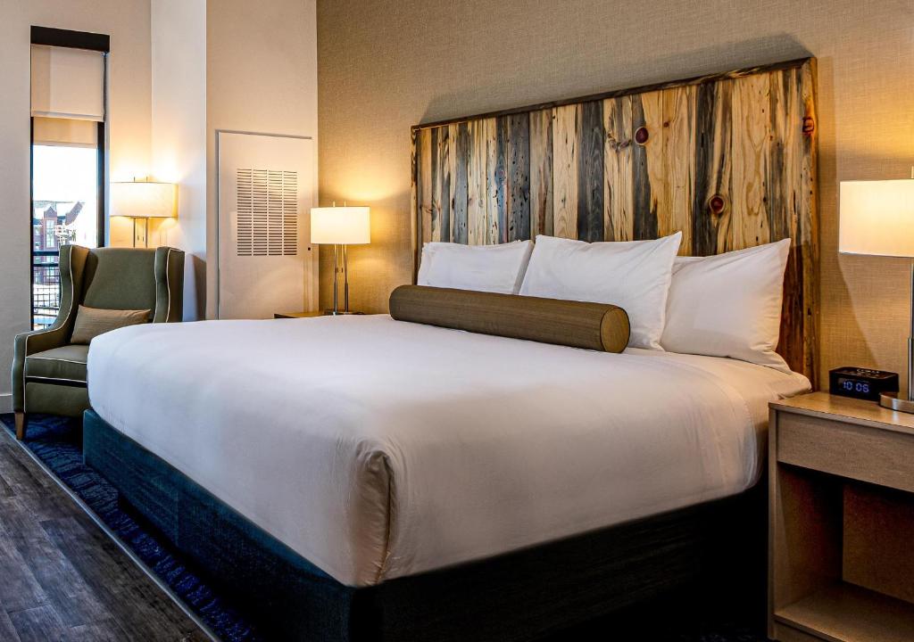 Postel nebo postele na pokoji v ubytování Hotel Maverick