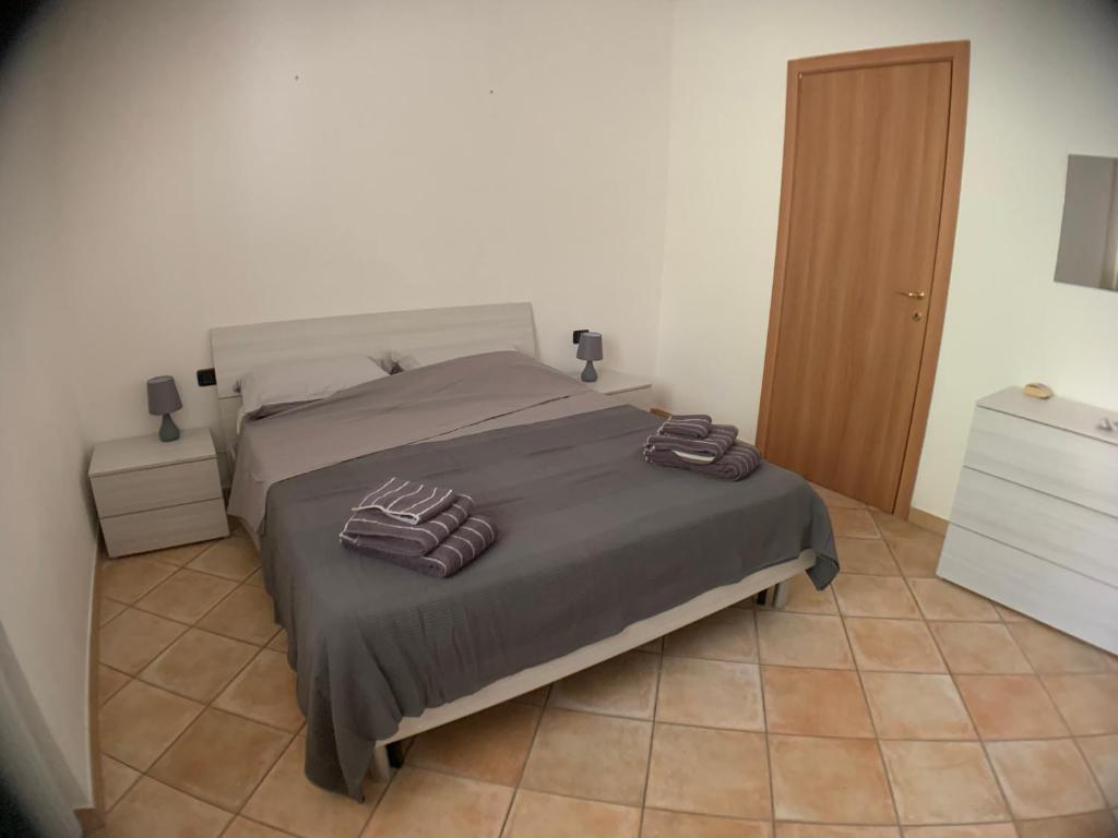 A bed or beds in a room at Garden Hill BnB