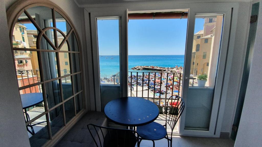 Un balcón con sillas y vistas al océano. en Best flat beachfront Camogli, en Camogli