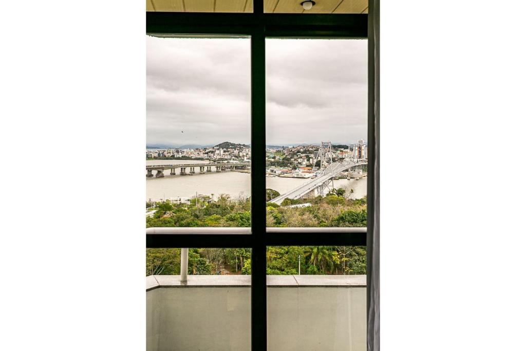  Apartamento em condomínio com infraestrutura completa e vista para ponte CA16