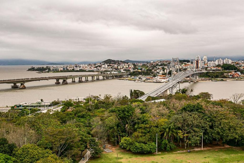  Apartamento em condomínio com infraestrutura completa e vista para ponte CA16