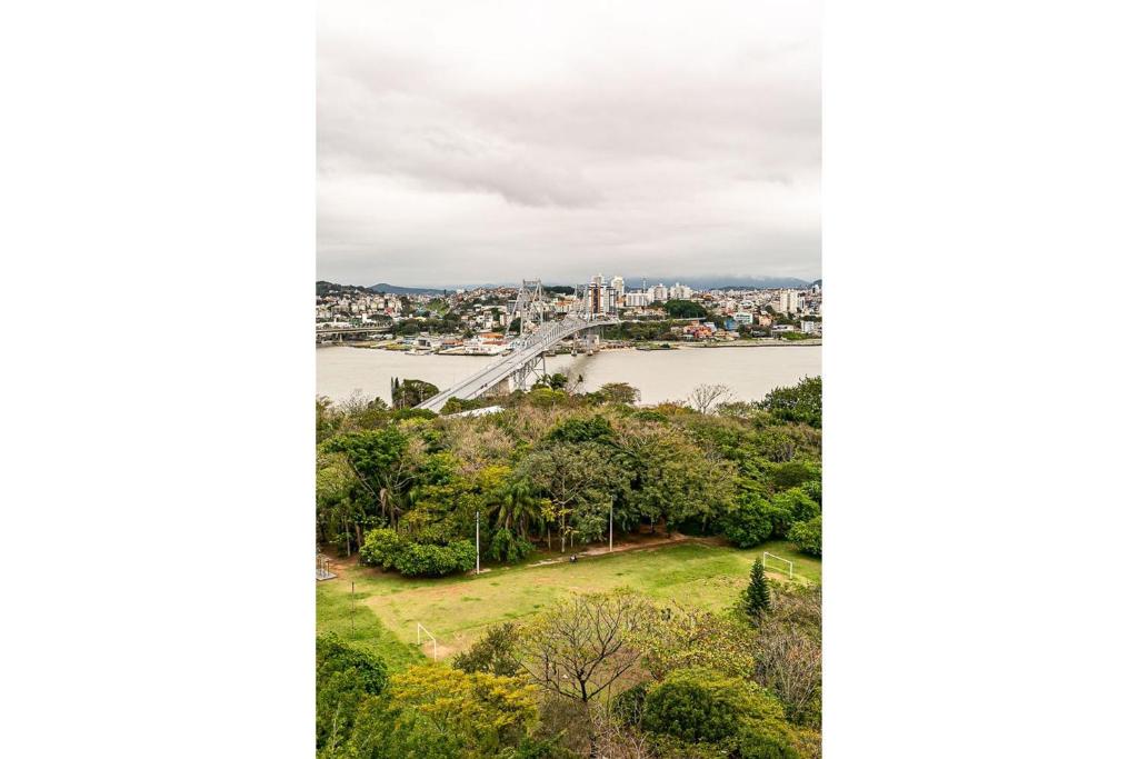  Apartamento em condomínio com infraestrutura completa e vista para ponte CA16