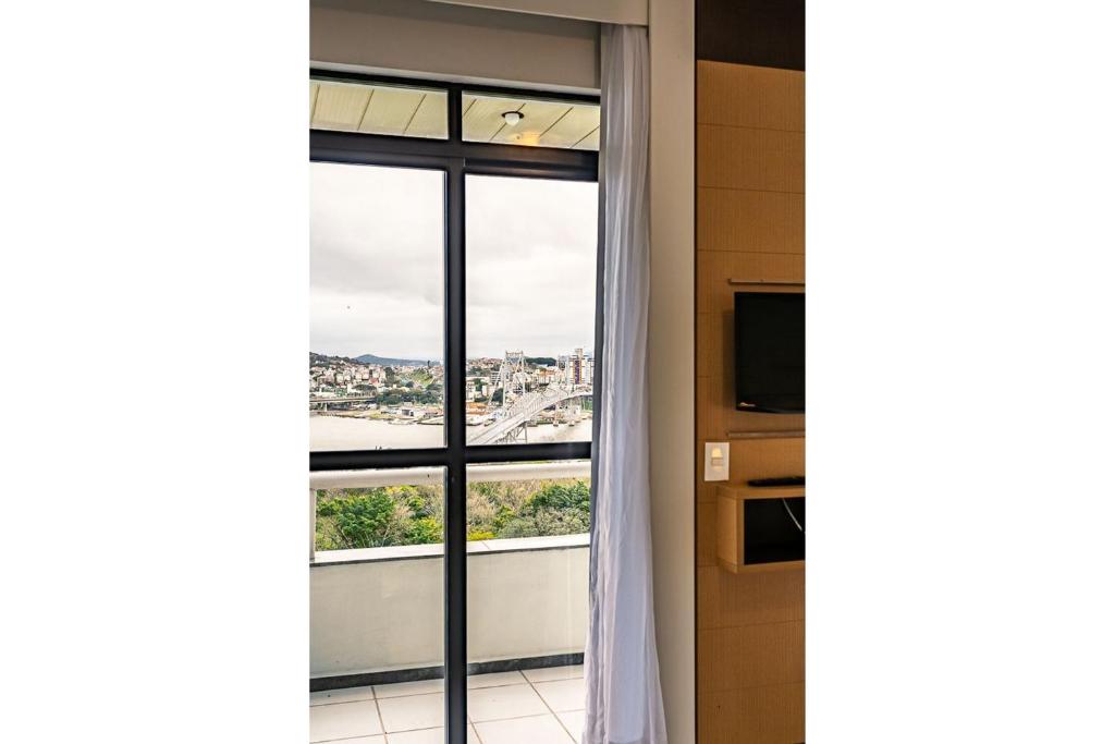  Apartamento em condomínio com infraestrutura completa e vista para ponte CA16
