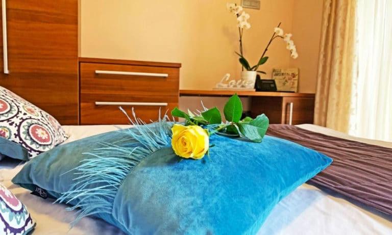 Un pat sau paturi într-o cameră la Villa Aina Boutique Hotel