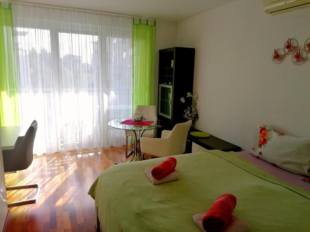 Posteľ alebo postele v izbe v ubytovaní Apartment Zelena Oaza- free parking