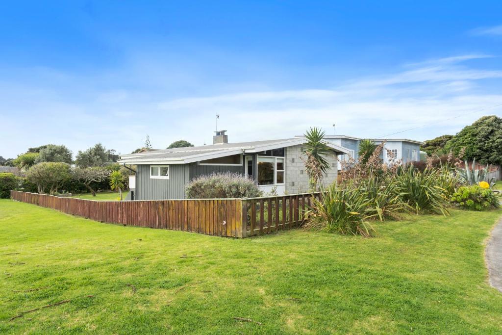 Zahrada ubytování Queenie - Waikanae Beach Holiday Home