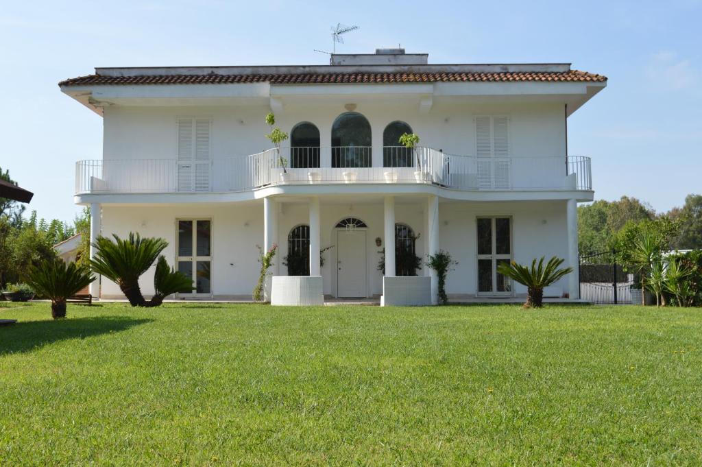 a white house with a large yard at CASA BLANCA in Latina