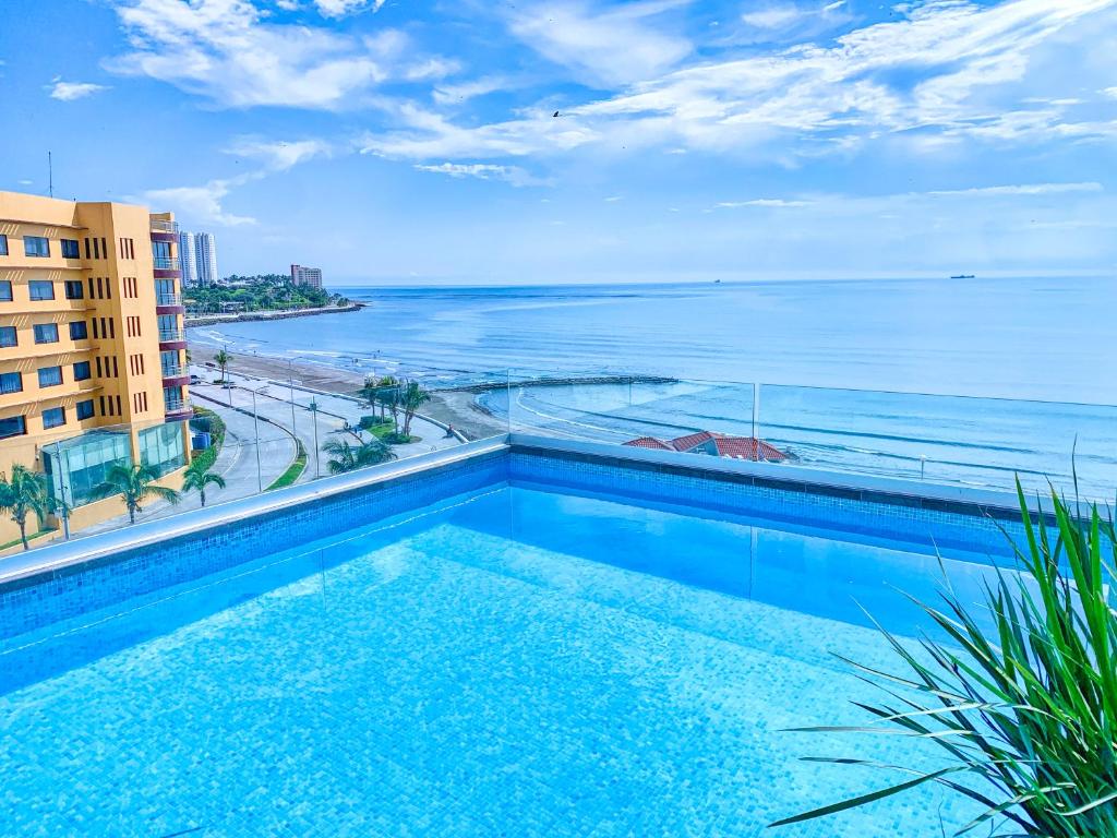 Bazén v ubytování Hotel Plaza Sol Veracruz nebo v jeho okolí