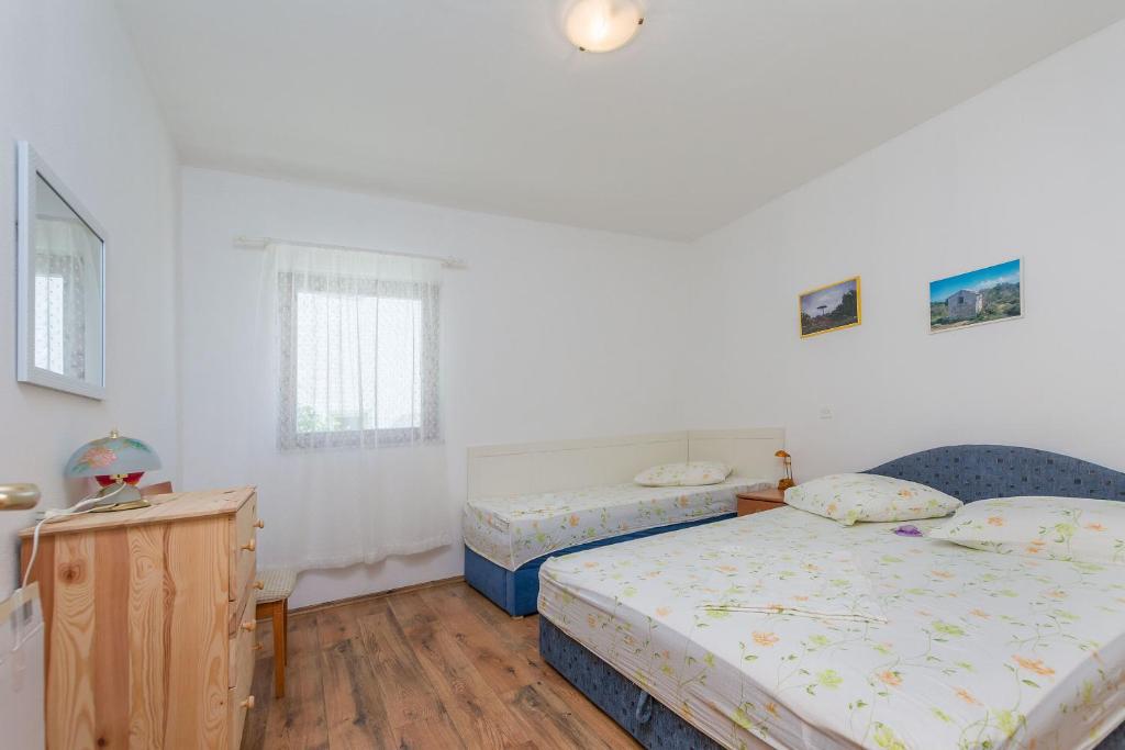 Posteľ alebo postele v izbe v ubytovaní Apartments Dragana