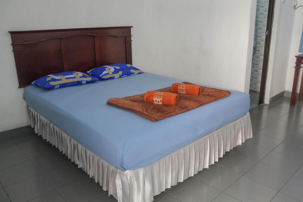 Letto o letti in una camera di Hotel Rajawali Mitra RedDoorz