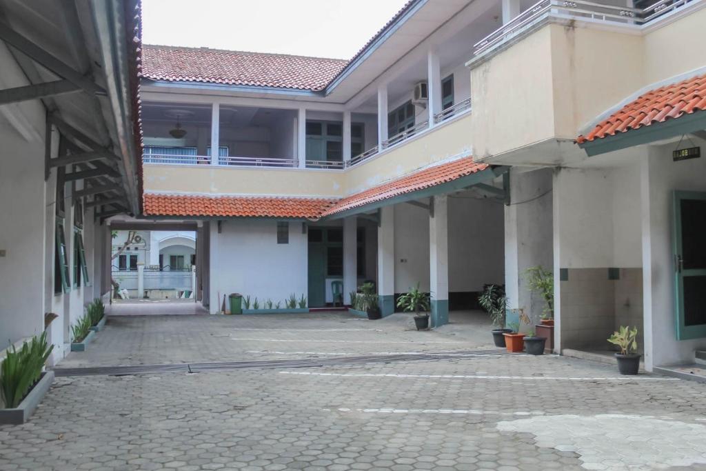 un cortile vuoto di un condominio con un edificio di Hotel Rajawali Mitra RedDoorz a Cirebon