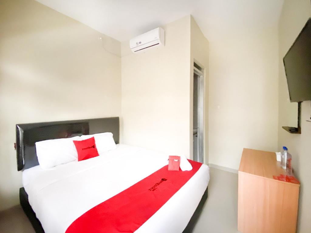 Postel nebo postele na pokoji v ubytování RedDoorz At Simpang Borobudur