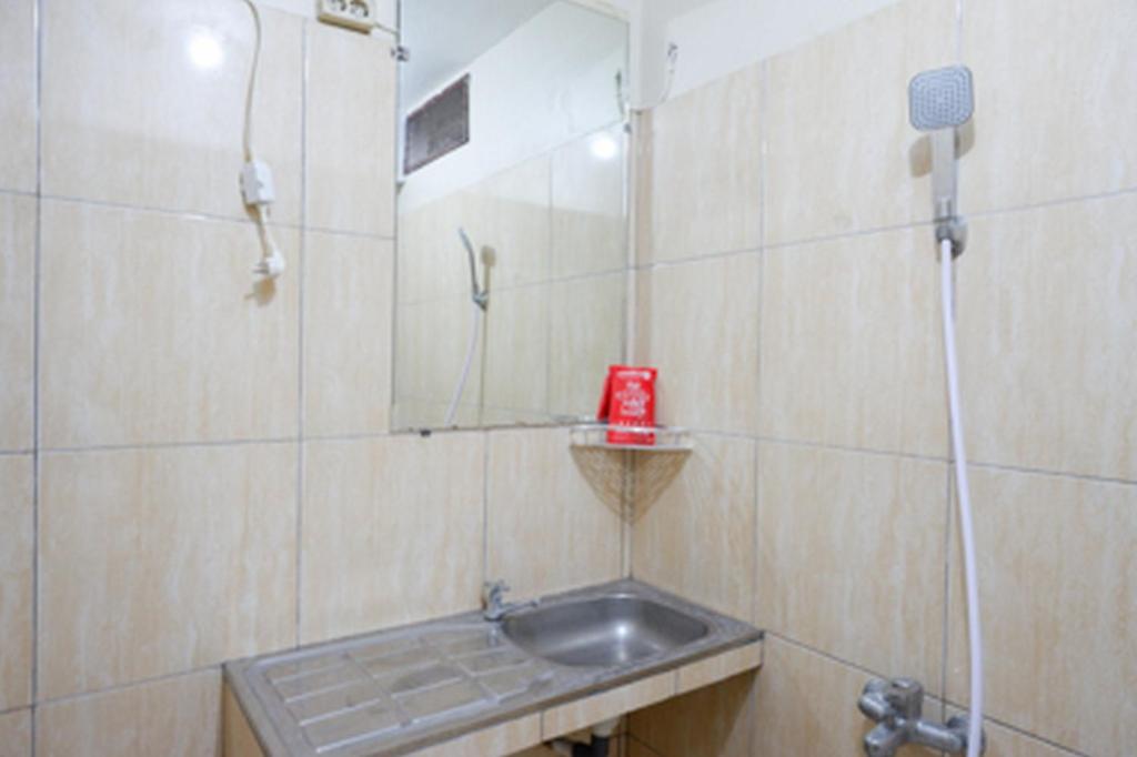 Koupelna v ubytování RedDoorz near RSUD Kudus