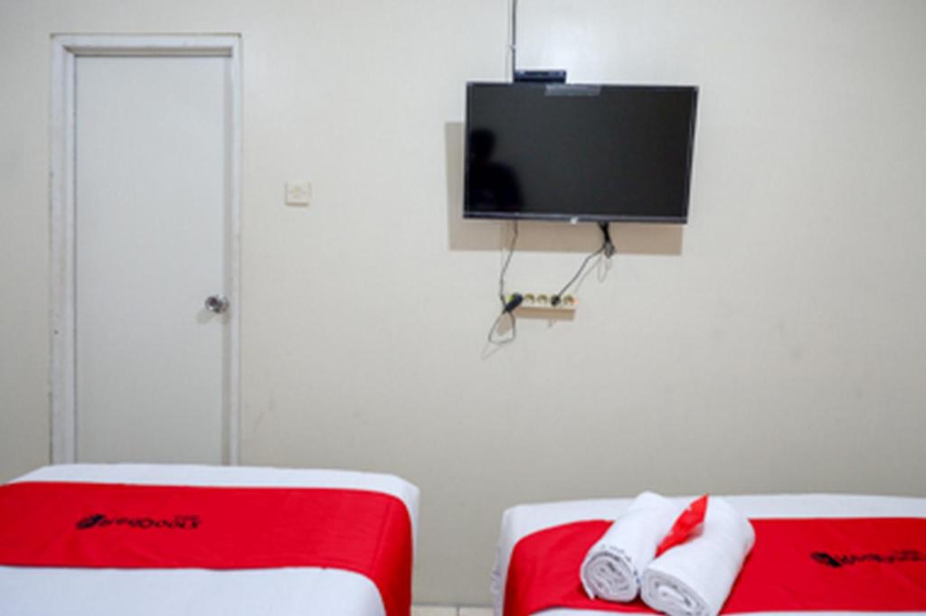 TV a/nebo společenská místnost v ubytování RedDoorz near RSUD Kudus