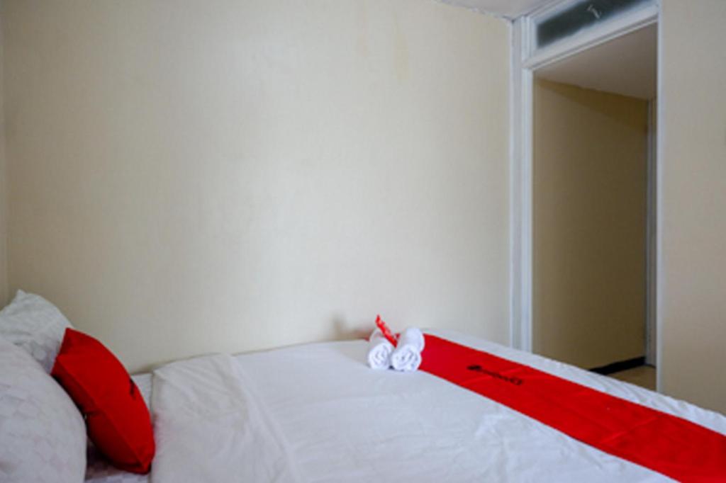 Postel nebo postele na pokoji v ubytování RedDoorz near RSUD Kudus