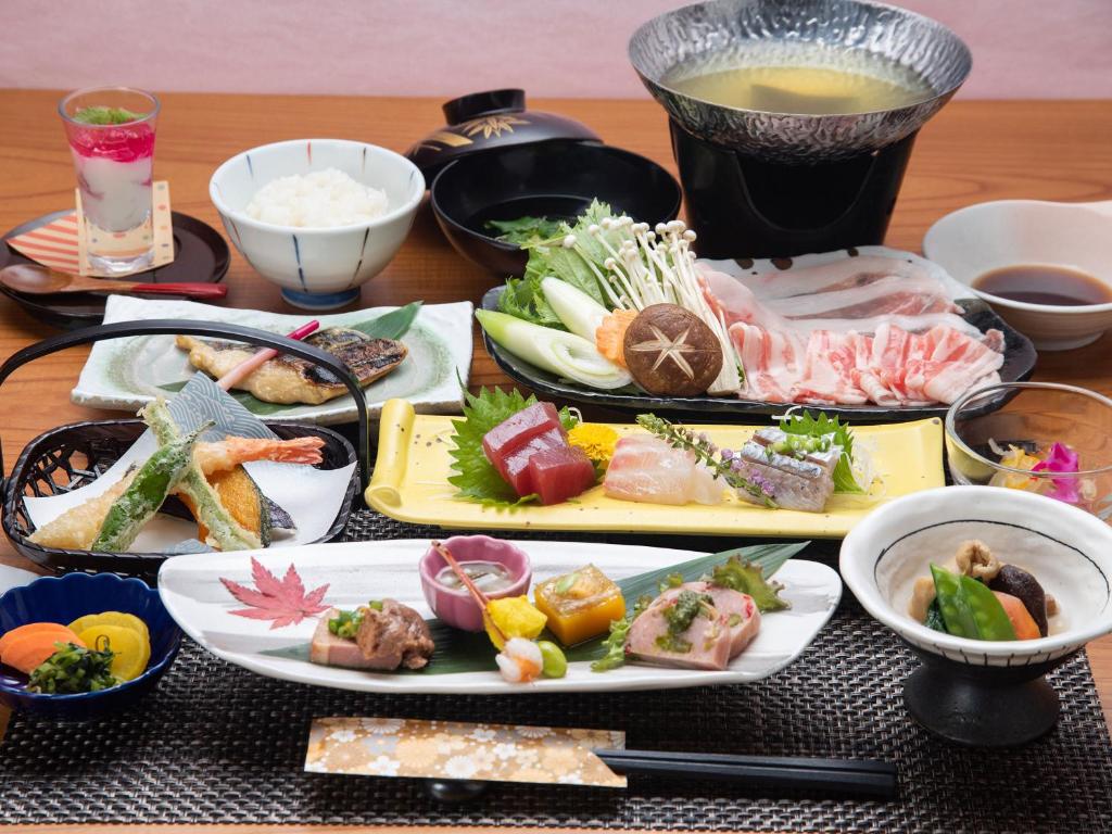 una mesa cubierta con platos de sushi y otros alimentos en Mizu no Kaori, en Hakone