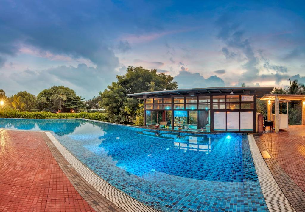 Bazén v ubytování Club Mahindra Puducherry nebo v jeho okolí