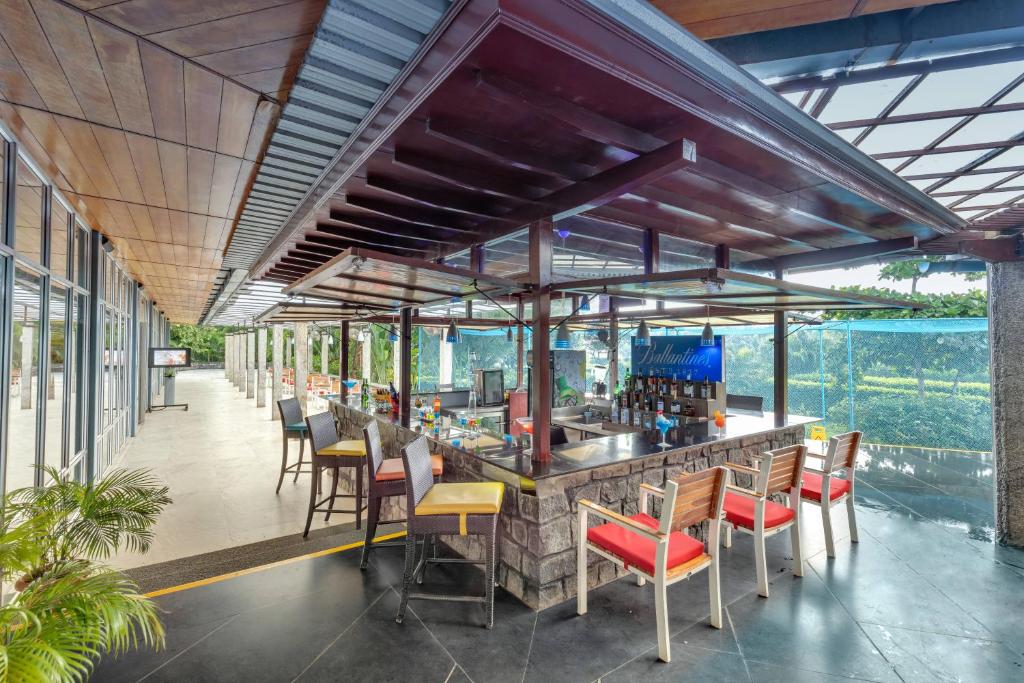 TV a/nebo společenská místnost v ubytování Club Mahindra Puducherry