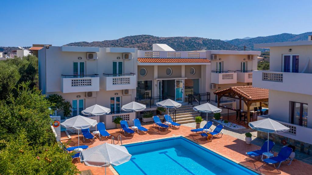 Nespecifikovaný výhled na hory nebo výhled na hory při pohledu z hotelu