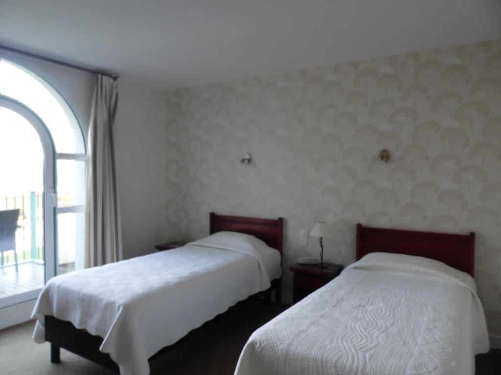 Una cama o camas en una habitaci&oacute;n de Clos de Vallombreuse, The Originals Relais (Relais du Silence)