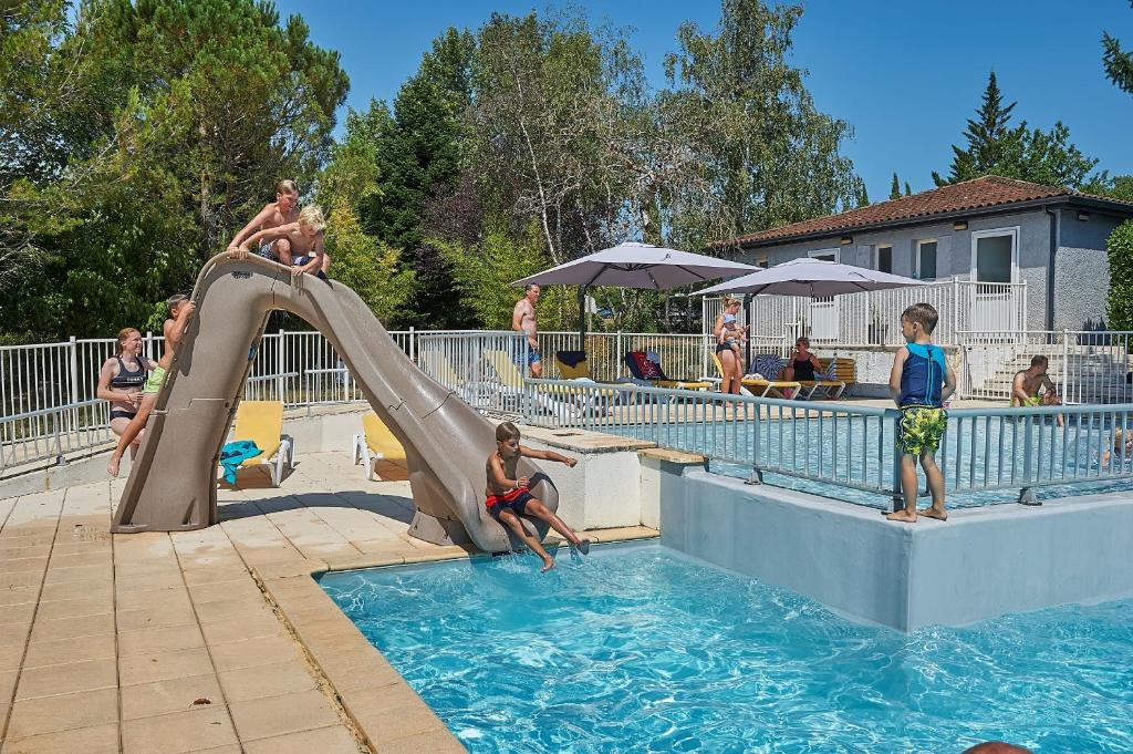 Bazén v ubytování Domaine de Lanzac nebo v jeho okolí