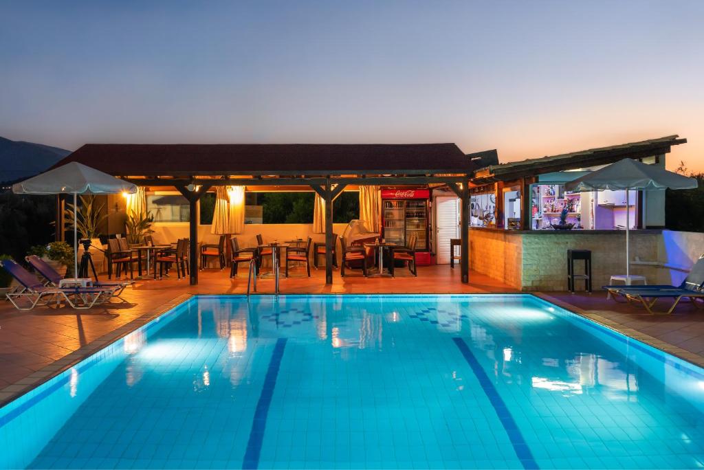 Bazén v ubytování Sisi Breeze Hotel nebo v jeho okolí