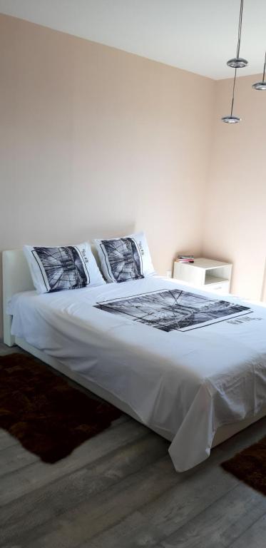 A bed or beds in a room at Lux apartman