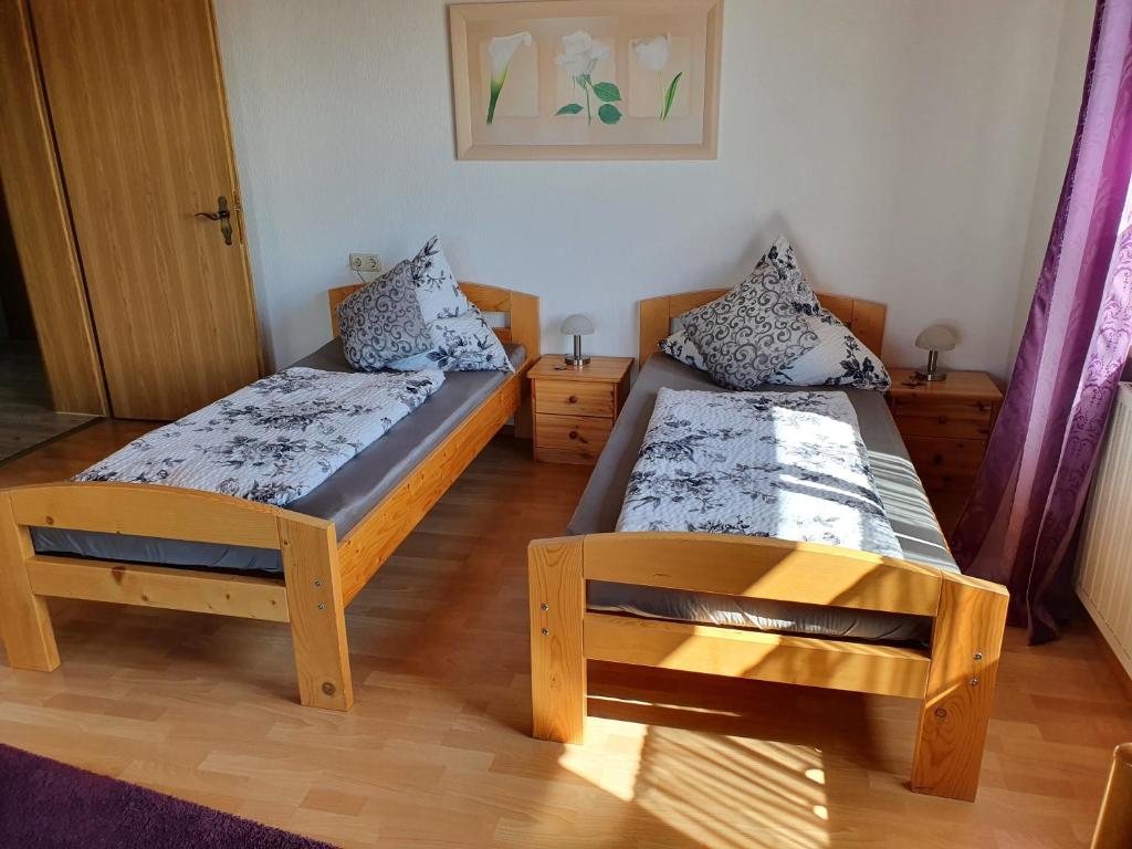 מיטה או מיטות בחדר ב-Ferienwohnung Sirch