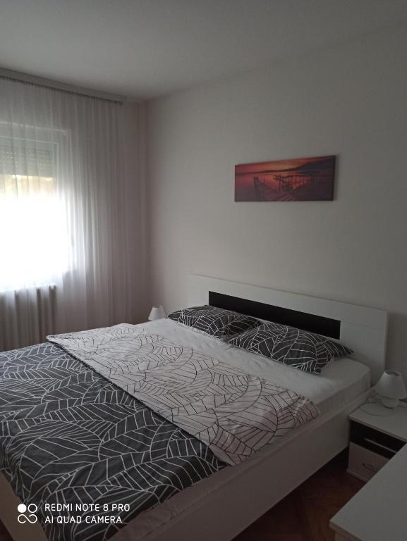1 dormitorio con cama, ventana y cama sidx sidx sidx sidx en Apartman Mima en Banja Luka