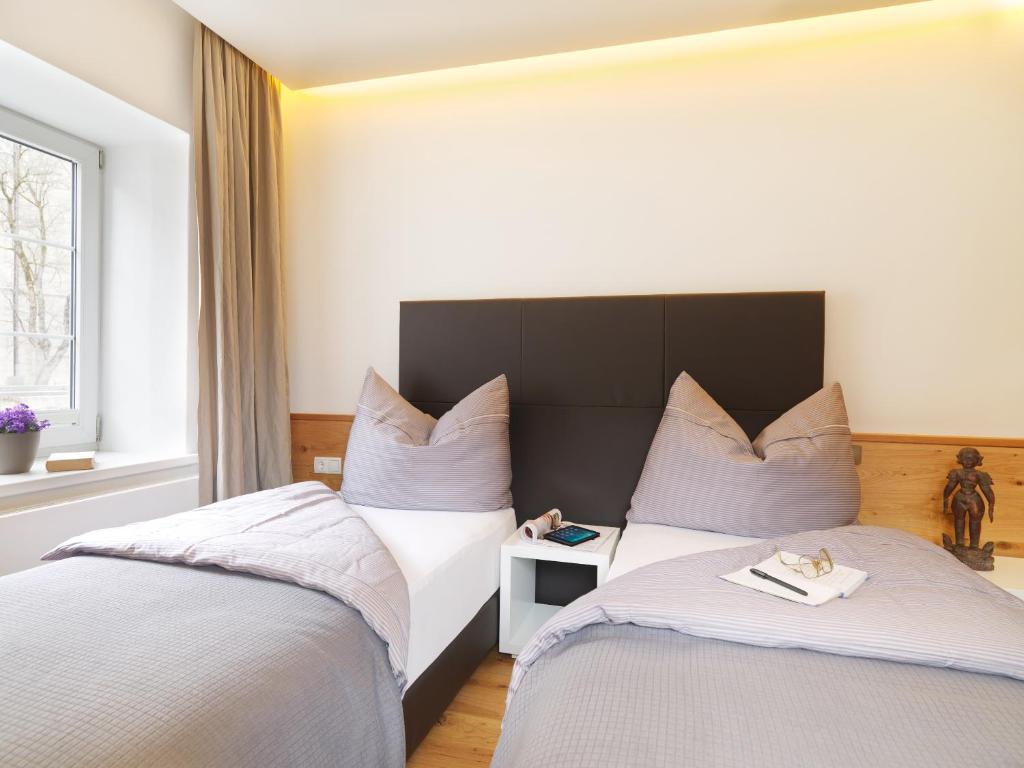 Postel nebo postele na pokoji v ubytování Riedz Apartments Innsbruck- Zentrales Apartmenthaus mit grüner Oase