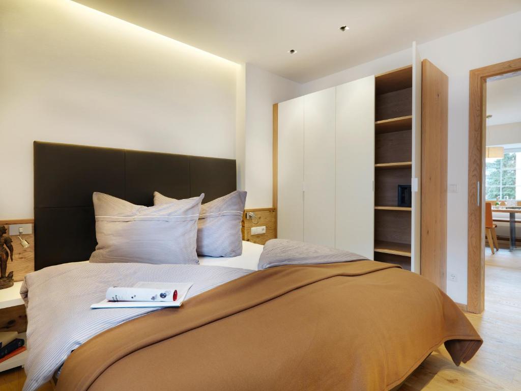 Postel nebo postele na pokoji v ubytování Riedz Apartments Innsbruck- Zentrales Apartmenthaus mit grüner Oase