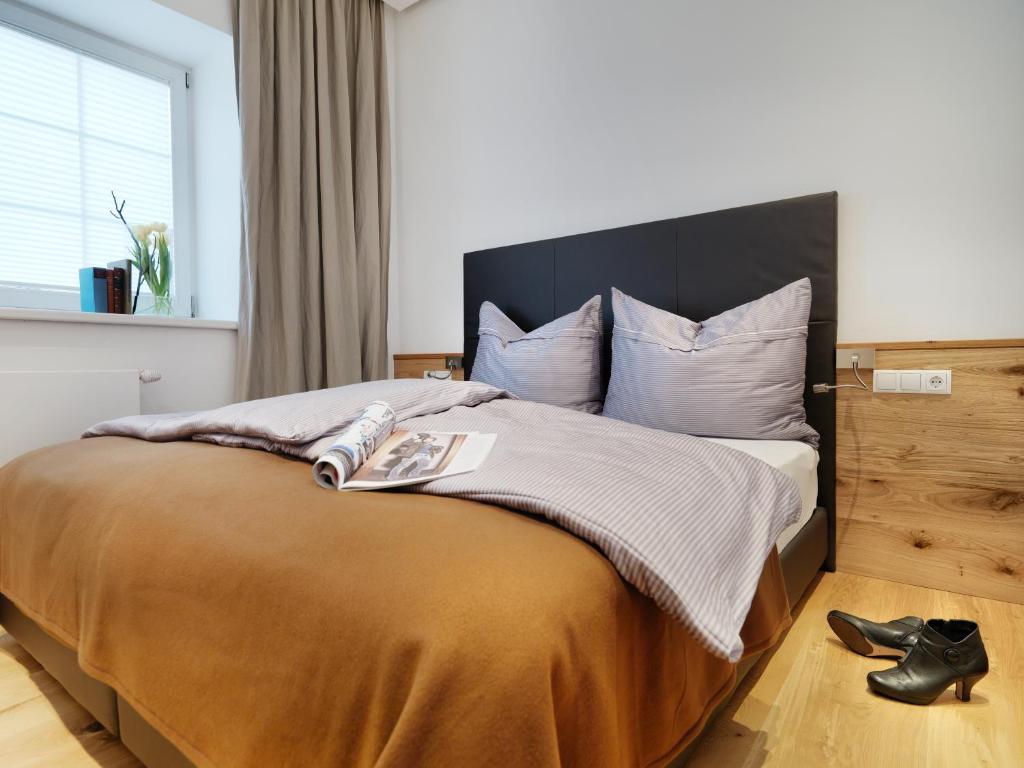 Postel nebo postele na pokoji v ubytování Riedz Apartments Innsbruck- Zentrales Apartmenthaus mit grüner Oase