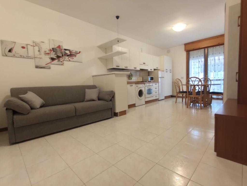 BAFILE 18 - Piazza Marconi - Centrale - 50 mt dal mare - Housity