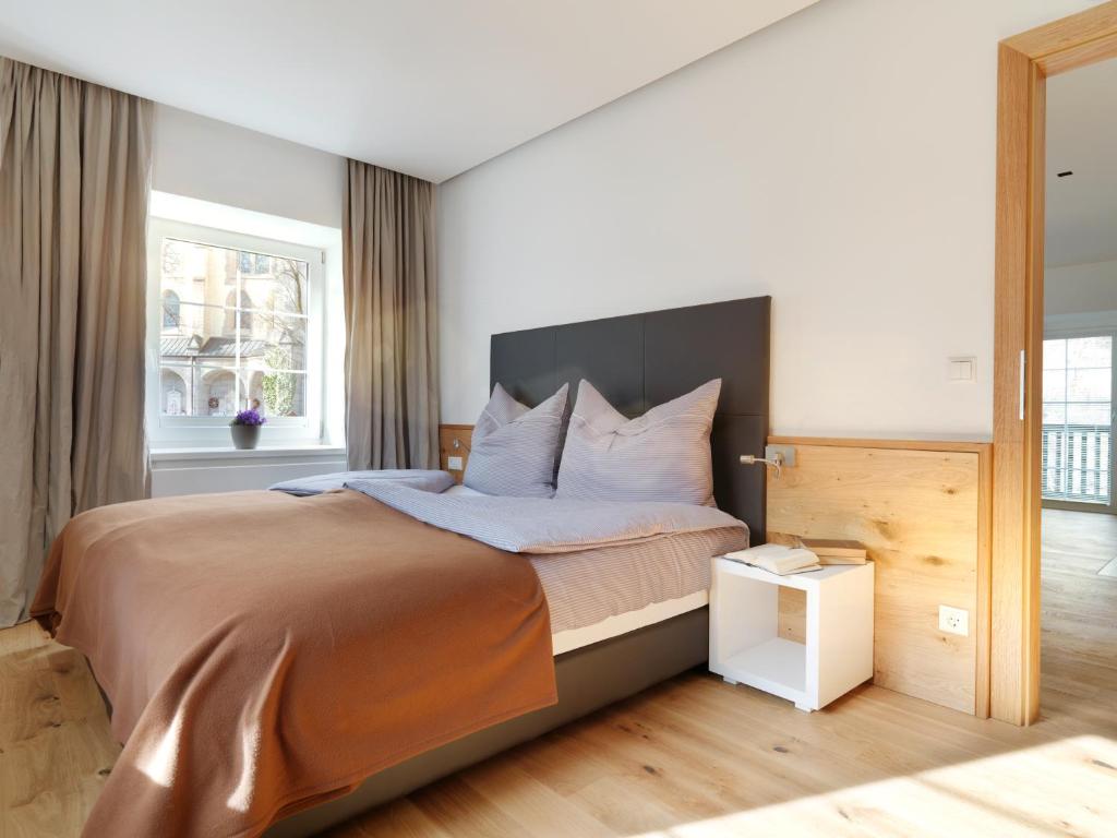 Postel nebo postele na pokoji v ubytování Riedz Apartments Innsbruck- Zentrales Apartmenthaus mit grüner Oase