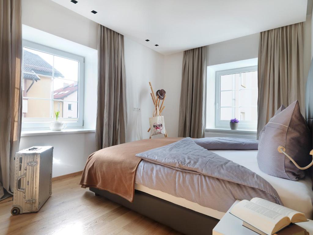 Postel nebo postele na pokoji v ubytování Riedz Apartments Innsbruck- Zentrales Apartmenthaus mit grüner Oase