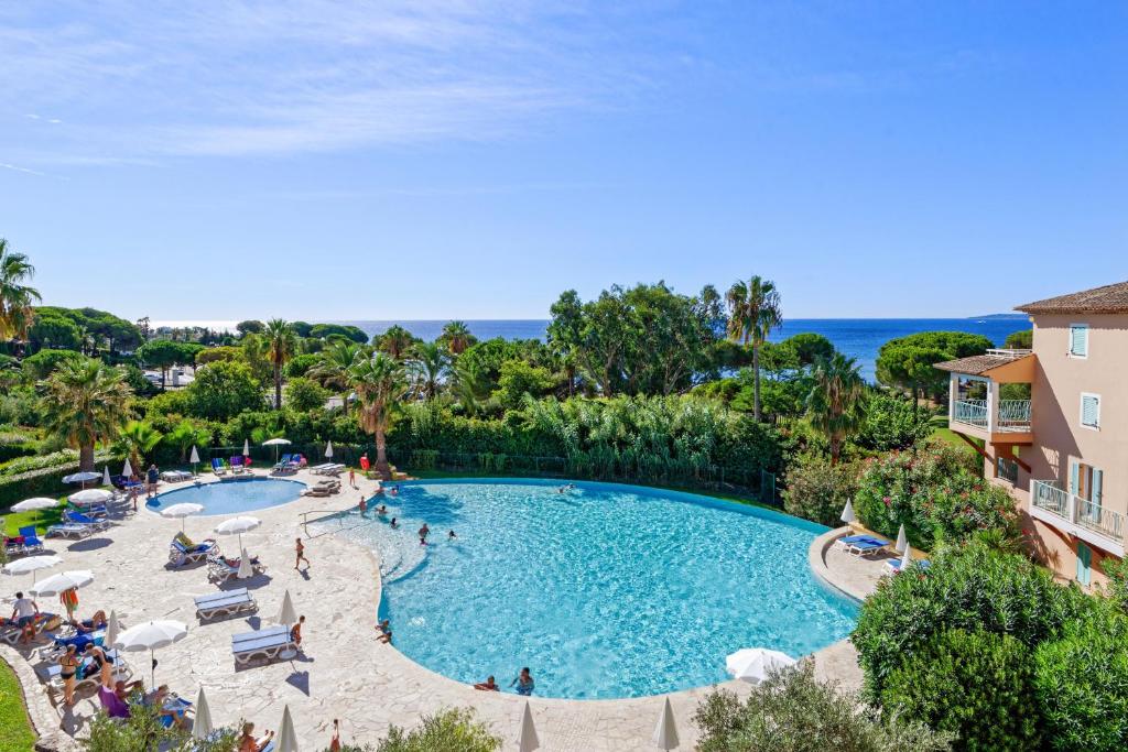 una vista aérea de una piscina en un complejo en Pierre & Vacances Residence Les Rivages des Issambres, en Les Issambres