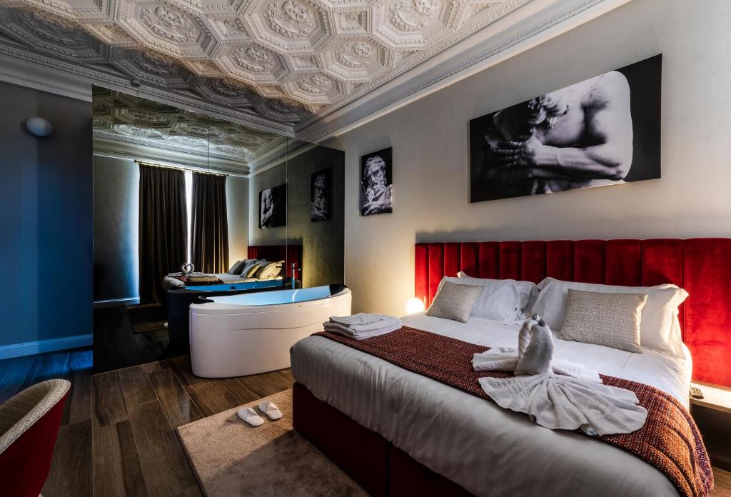 een slaapkamer met een groot bed met een rood hoofdeinde bij Growel Exclusive Suites San Pietro in Rome