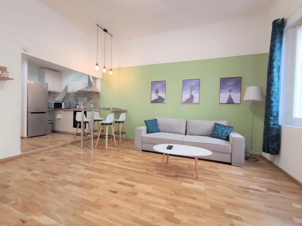 un salon avec un canapé et une table dans l'établissement Joli T2 proche Vieux-port, Terrasses du port et Metro Joliette, à Marseille