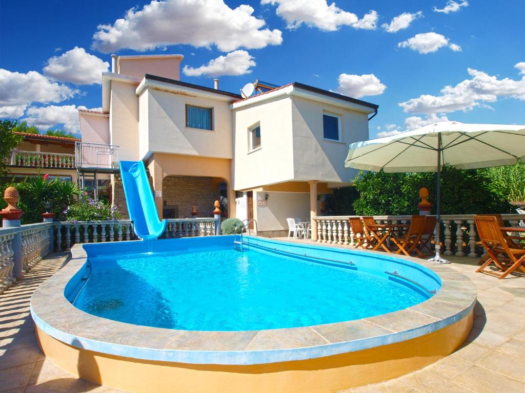 Basen w obiekcie Apartments Vrcevan 811 lub w pobliżu