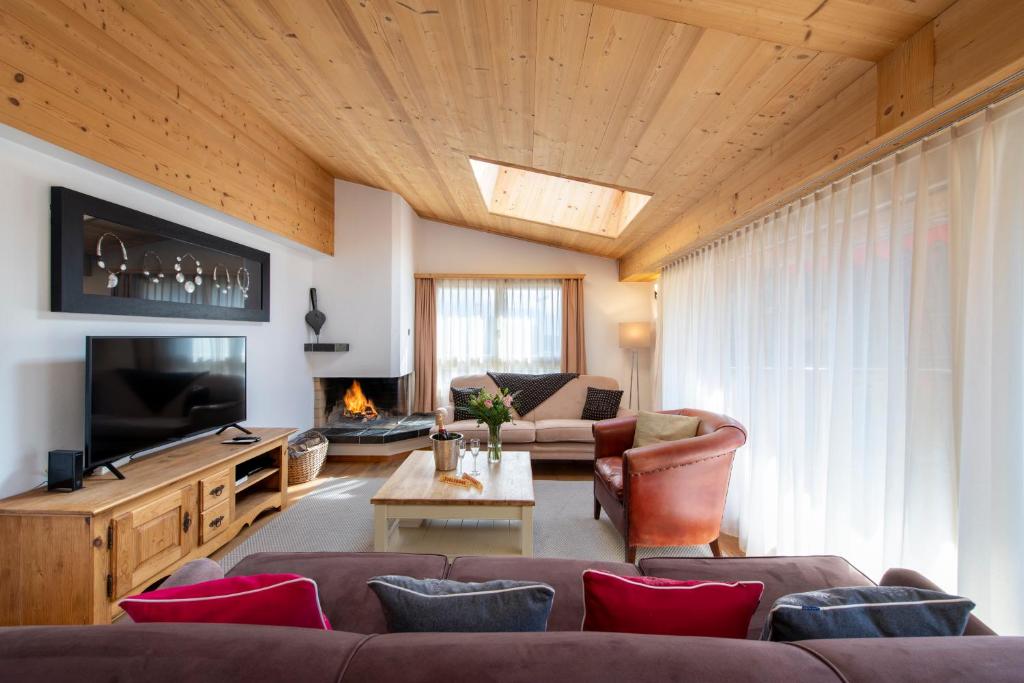 TV a/nebo společenská místnost v ubytování Chalet Balthazar