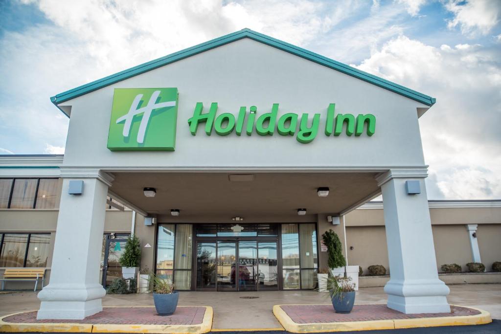 Holiday Inn Hazlet, an IHG Hotel في Hazlet: علامة نزل عطلة على واجهة المبنى