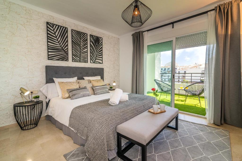 1 dormitorio con cama y ventana grande en Terrazas de Banus Quiet Apartment, en Marbella