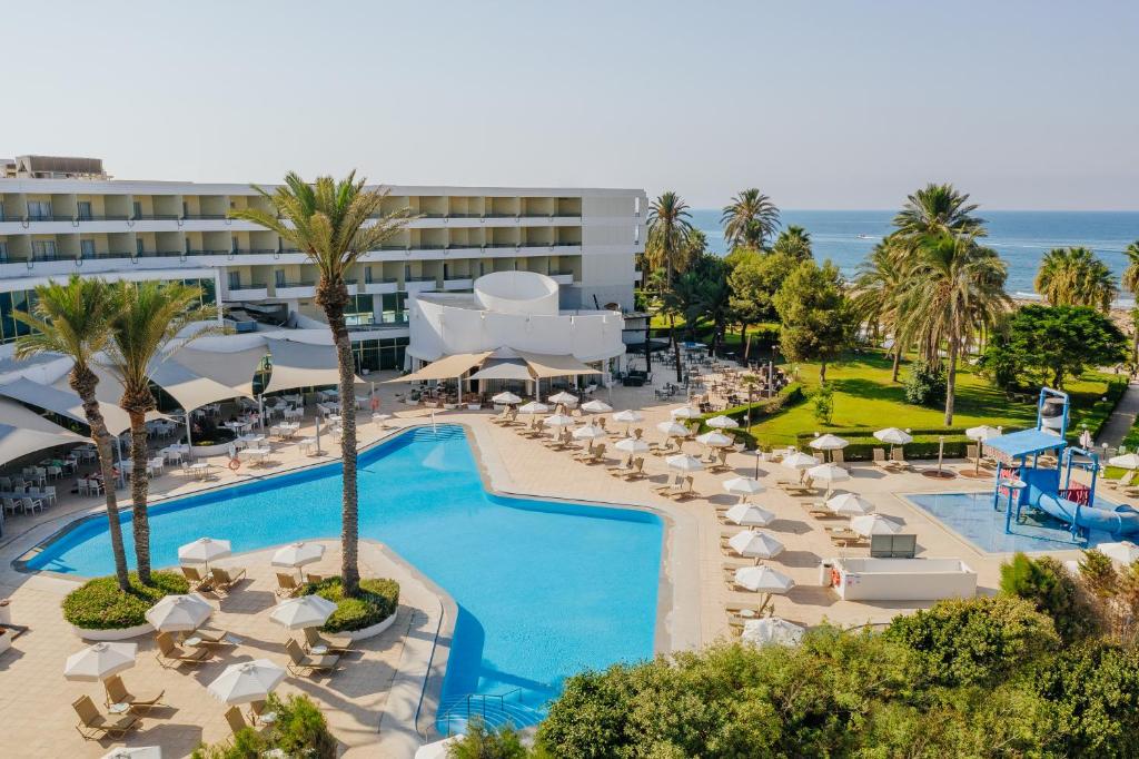 een luchtzicht op een resort met een zwembad en stoelen bij Louis Imperial Beach in Paphos City
