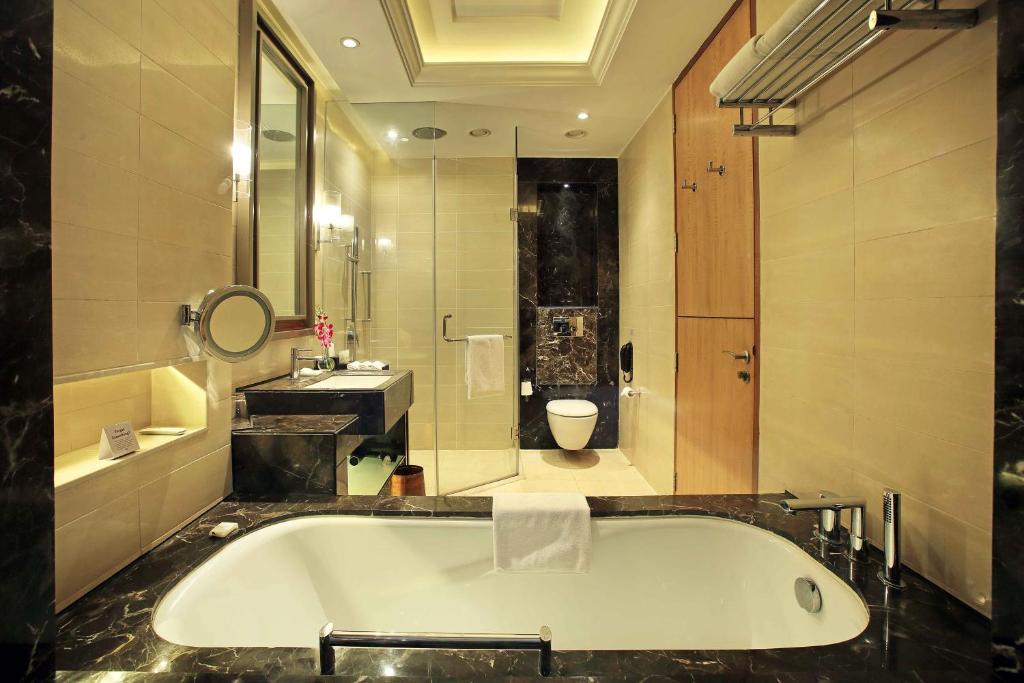 Koupelna v ubytování Crowne Plaza New Delhi Mayur Vihar Noida by IHG