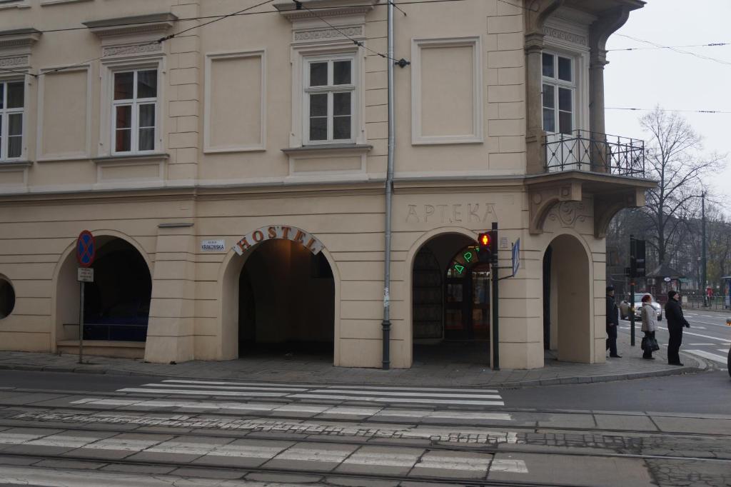 un edificio en la esquina de una calle en Green Hostel, en Cracovia