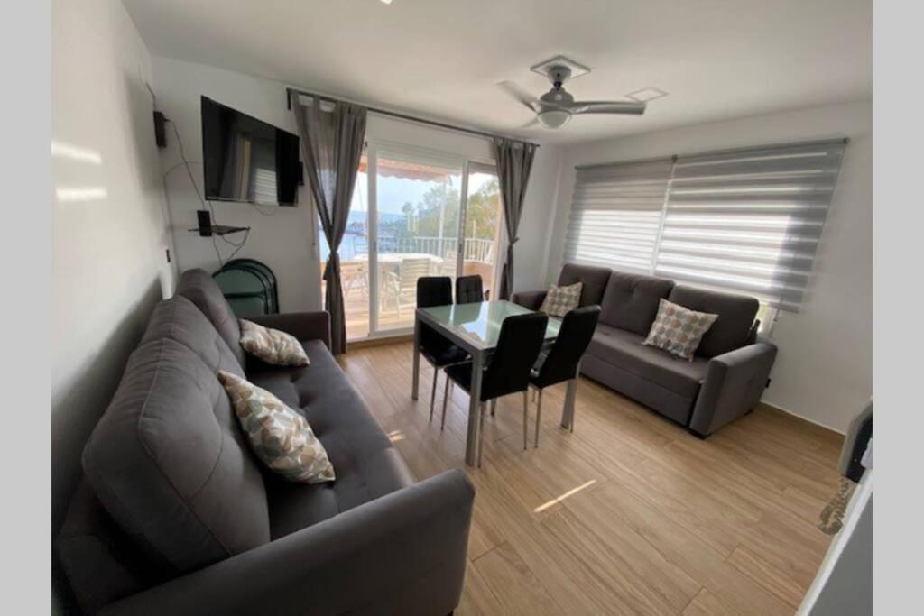 sala de estar con sofá y mesa en Magnifico apartamento con vistas al mar, 1ª Linea, en Almuñécar