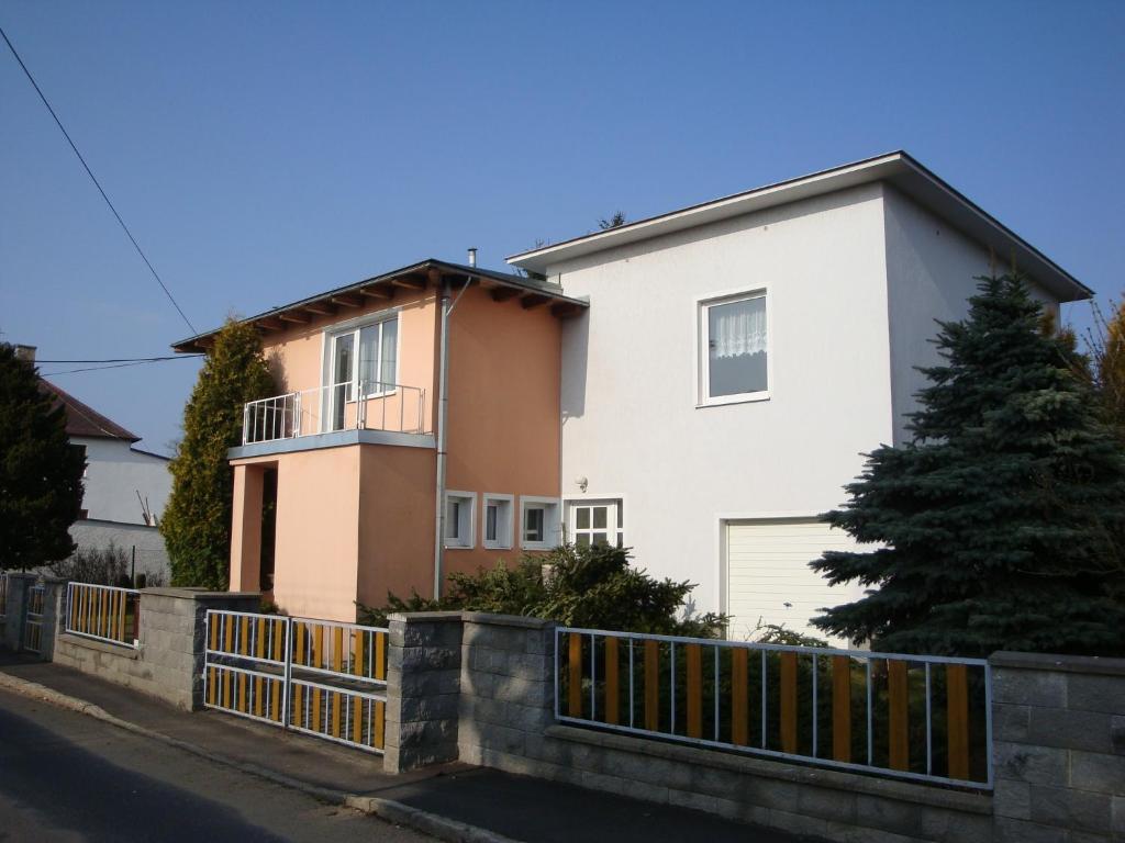 a white house with a fence in front of it at Apartmán Wolkrovka in Františkovy Lázně