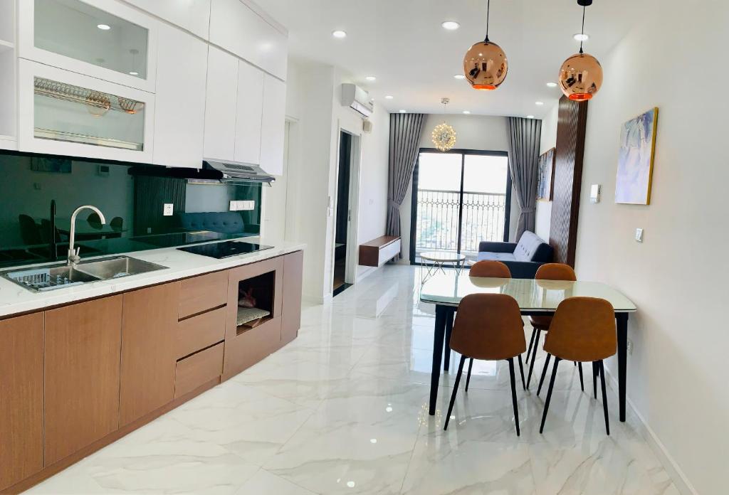 eine Küche und ein Esszimmer mit einem Tisch und Stühlen in der Unterkunft Asahi Luxstay - D'el Dorado Apartment in Hanoi